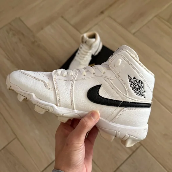 Jordan Mid 1 Youth Cleats - Picture 2 of 3